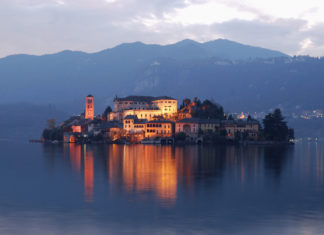 Lago di Mergozzo con borgo d'Orta.