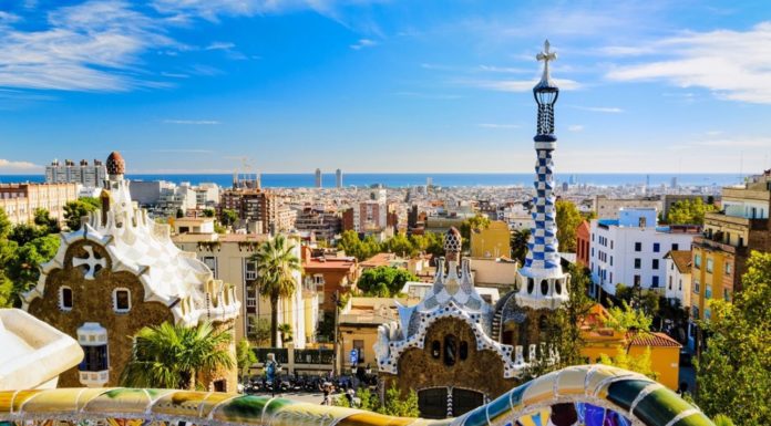 Vista panoramica Barcellona da Parque Guell di Gaudi.