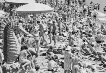 Spiaggia affollata anni 60