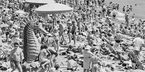 Spiaggia affollata anni 60