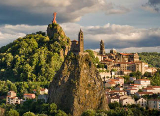 Puy-en-Velay, il suggestivo borgo francese nato sulla cima di un vulcano Puy-en-Velay