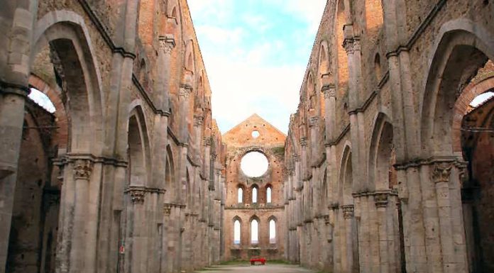 In Toscana il mistero della spada nella roccia di San Galgano e la meravigliosa abbazia con vista cielo spada nella roccia di san galgano