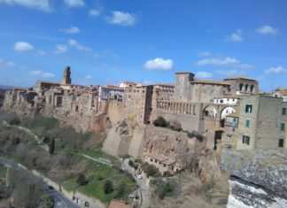 Pitigliano, la città del tufo: uno dei borghi più scenografici della Toscana pitigliano
