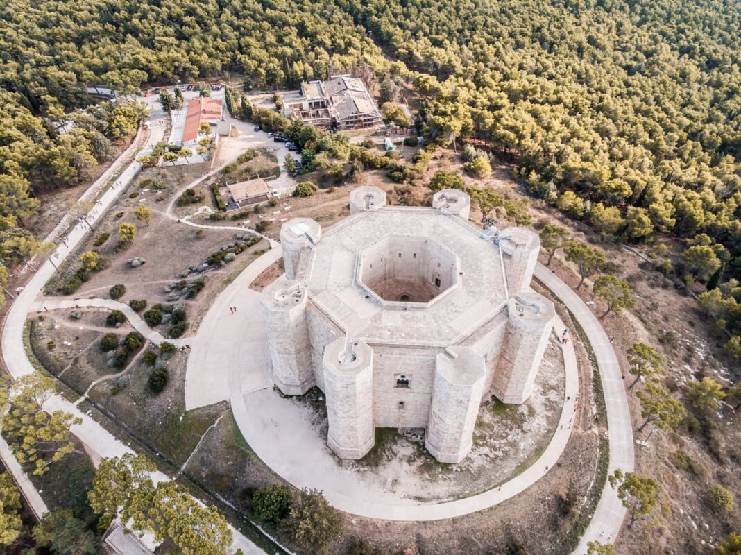 Castel del Monte un castello intriso di simbolismi e misteri dalla bellezza mozzafiato Castel del Monte un castello intriso di simbolismi e misteri dalla bellezza mozzafiato
