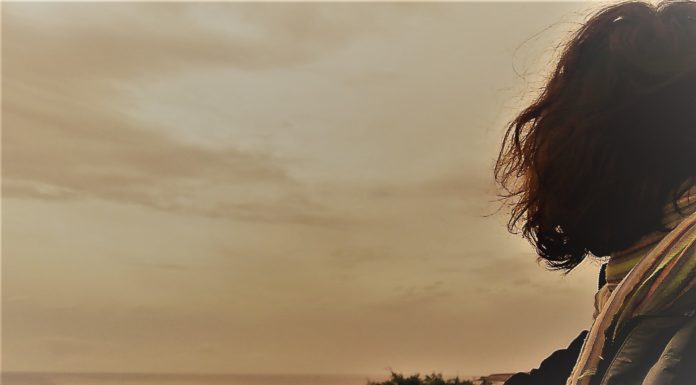 Viaggiare da soli: consigli pre-partenza tramonto sotto un cielo grigio