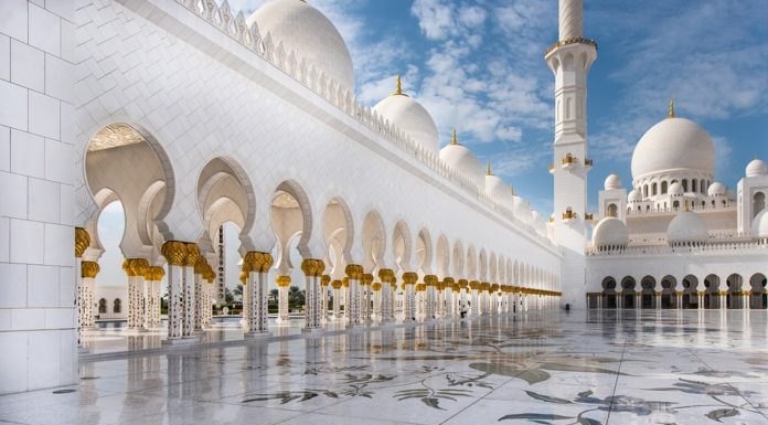 La Grande Moschea Bianca di Abu Dhabi in onore di Sheikh Zayed moschea