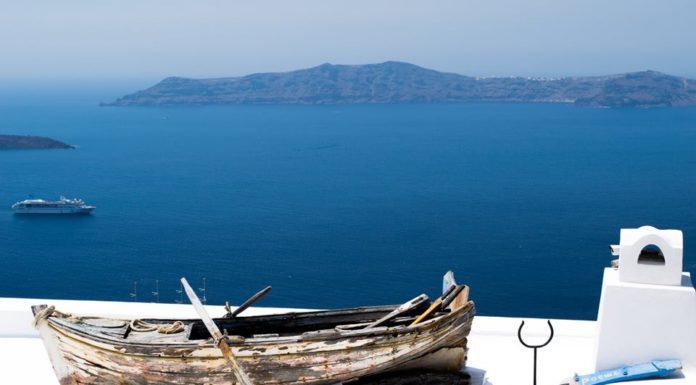 Oia, a Santorini una perla bianca e blu baciata dal sole al tramonto oia
