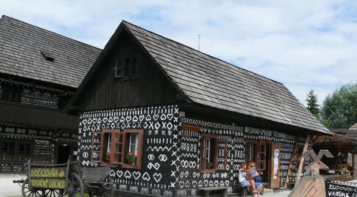 Pronto a viaggiare nel passato? Dormi per una notte nel piccolo villaggio di Čičmany piccolo villaggio