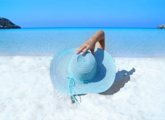 spiaggia e mare azzurro